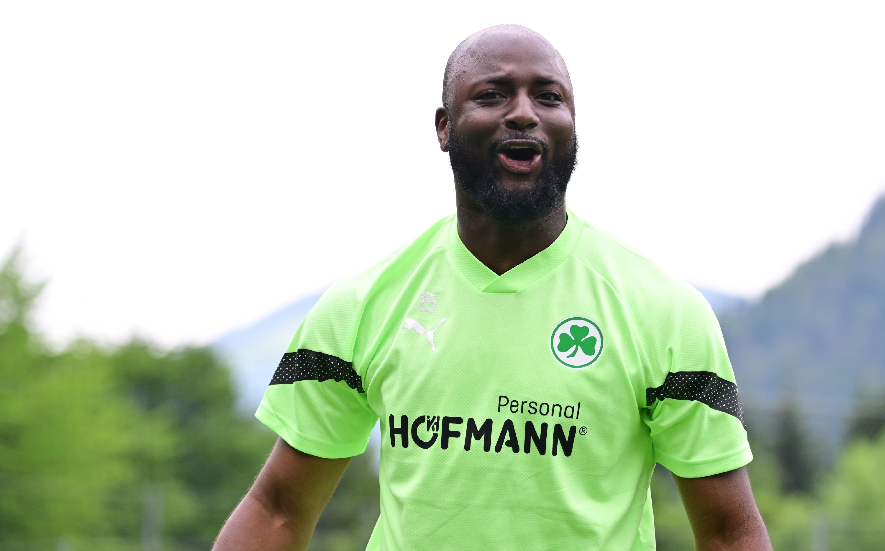 Jetro Willems zog sich derweil die Torwandschuhe an und hielt sogar einen Elfmeter,...