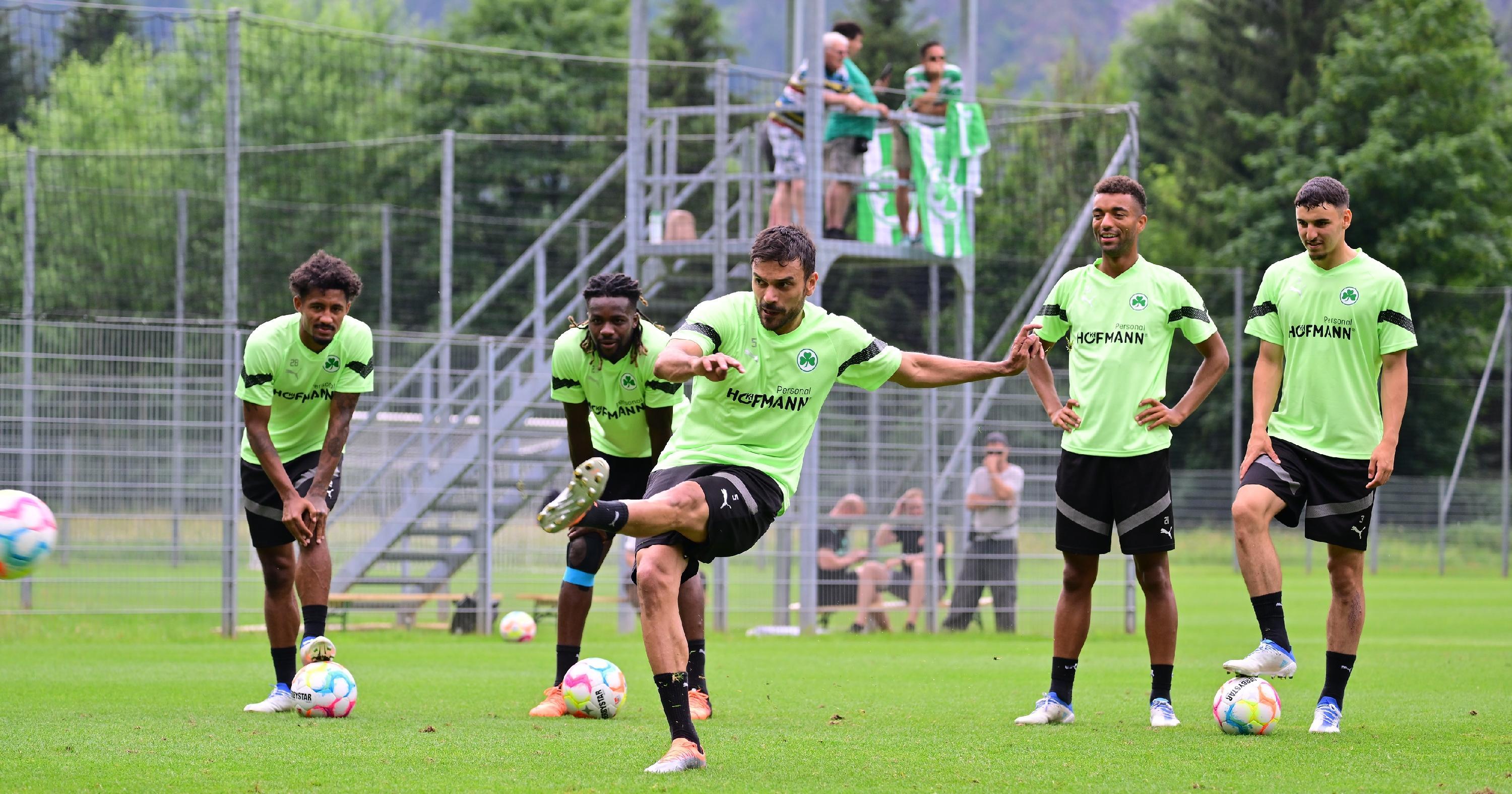 Immer unter Beobachtung der mitgereisten Fans, von denen einige den Kamera-Turm mit einem guten Blick über das gesamte Gelände als Stammplatz ausgewählt haben.