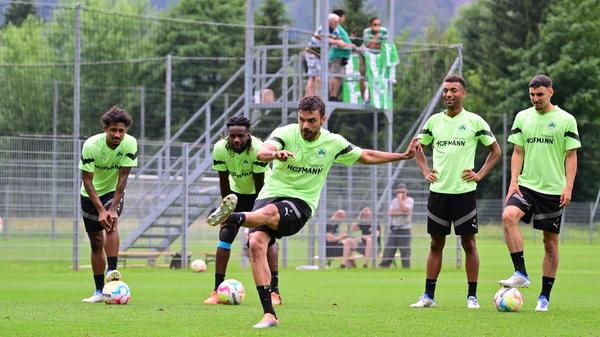 Immer unter Beobachtung der mitgereisten Fans, von denen einige den Kamera-Turm mit einem guten Blick über das gesamte Gelände als Stammplatz ausgewählt haben.