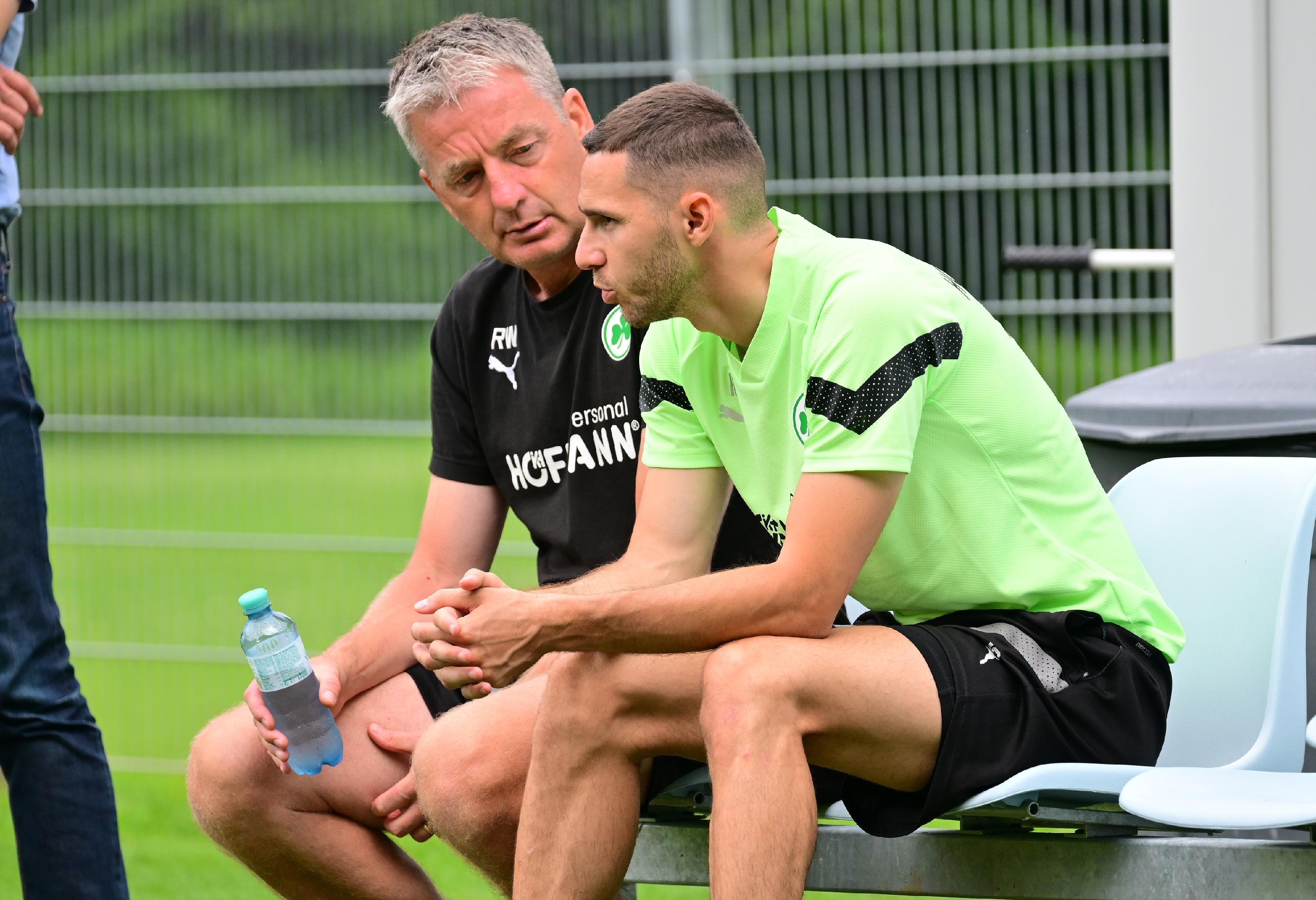 Reden, reden, reden. Immer wieder sieht man das Trainer-Team mit den Spielern sprechen. Das, hat Rainer Widmayer betont, ist eine seiner wichtigsten Aufgaben. Nach einer Stunde war Schluss - am Abend steht ja noch das Testspiel gegen Ludogorets Razgrad an. 