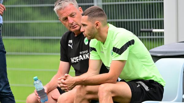 Reden, reden, reden. Immer wieder sieht man das Trainer-Team mit den Spielern sprechen. Das, hat Rainer Widmayer betont, ist eine seiner wichtigsten Aufgaben. Nach einer Stunde war Schluss - am Abend steht ja noch das Testspiel gegen Ludogorets Razgrad an.