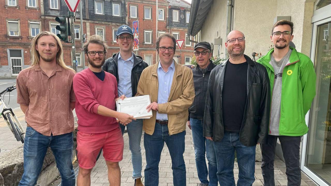 Übergabe der Unterschriften für einen Bürgerantrags für ein studentisches 365-Euro-Ticket an Erlangens Oberbürgermeister Florian Janik (Mitte).