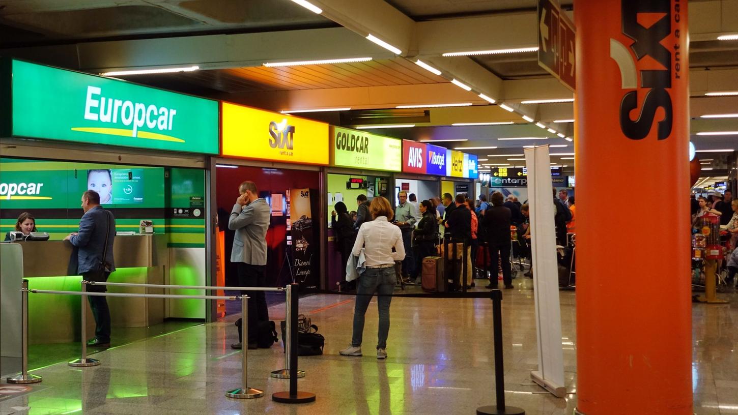 Die Mietwagenpreise steigen. In Spanien etwa sind die Preise im Vergleich zum Vorjahr von 22 Euro auf nun 73 Euro pro Tag geklettert. Die Mietwagenpreise steigen. In Spanien etwa sind die Preise im Vergleich zum Vorjahr von 22 Euro auf nun 73 Euro pro Tag geklettert.