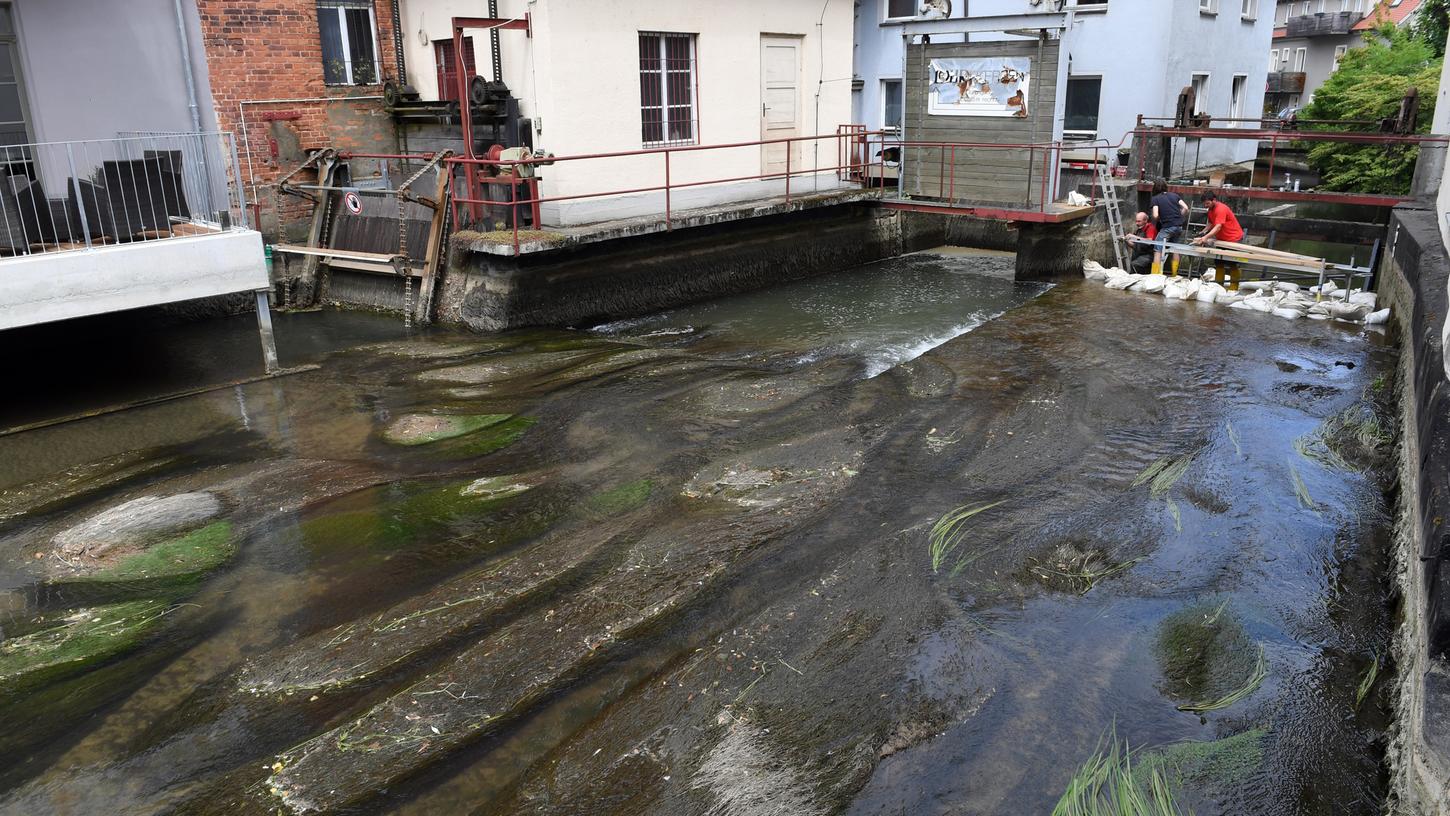 Das Wasser des rechten Wiesentarmes wird derzeit abgesenkt und abgeleitet. Das Triebwerk eines Kraftwerks muss repariert und das Flußbett gereinigt werden.