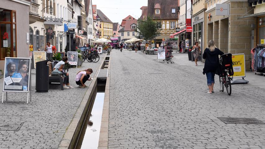 Auf nasse Abkühlung durch das Bächla muss man in der Fußgängerzone derzeit eher verzichten.
Auf nasse Abkühlung durch das Bächla muss man in der Fußgängerzone derzeit eher verzichten.