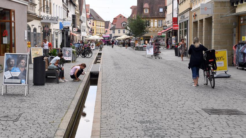 Auf nasse Abkühlung durch das Bächla muss man in der Fußgängerzone derzeit eher verzichten.