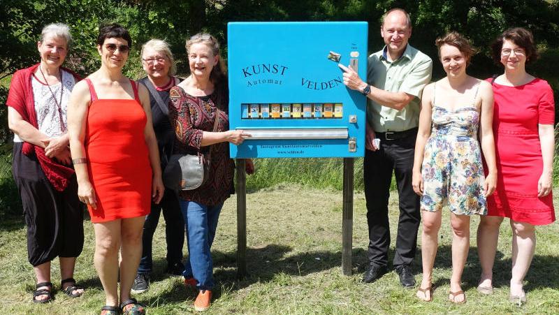 Sie waren bei der Vorstellung des Kunstautomaten in Velden dabei: Ute Plank, Beate Baberske, Luitgard Wießner, Initiatorin Angelika Krauß, Bürgermeister Herbert Seitz, Rachel Alisa und Sonja Weber (v. links).
Sie waren bei der Vorstellung des Kunstautomaten in Velden dabei: Ute Plank, Beate Baberske, Luitgard Wießner, Initiatorin Angelika Krauß, Bürgermeister Herbert Seitz, Rachel Alisa und Sonja Weber (v. links).