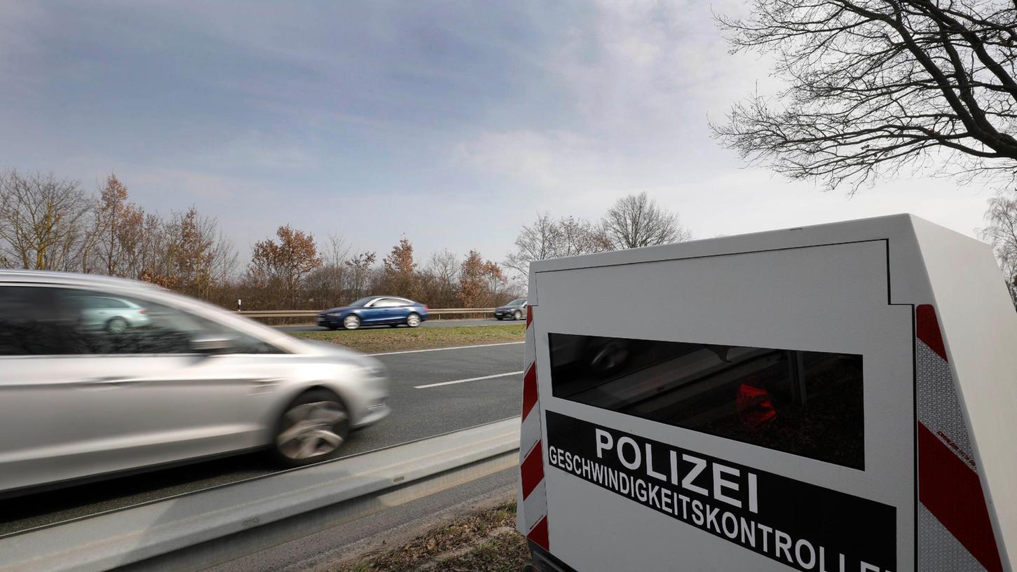 Mit einem gepanzerten Blitzer-Anhänger wie diesem in Nürnberg will der Landkreis Temposündern dort auflauern, wo viele Autofahrer oft zu schnell fahren.
Mit einem gepanzerten Blitzer-Anhänger wie diesem in Nürnberg will der Landkreis Temposündern dort auflauern, wo viele Autofahrer oft zu schnell fahren.