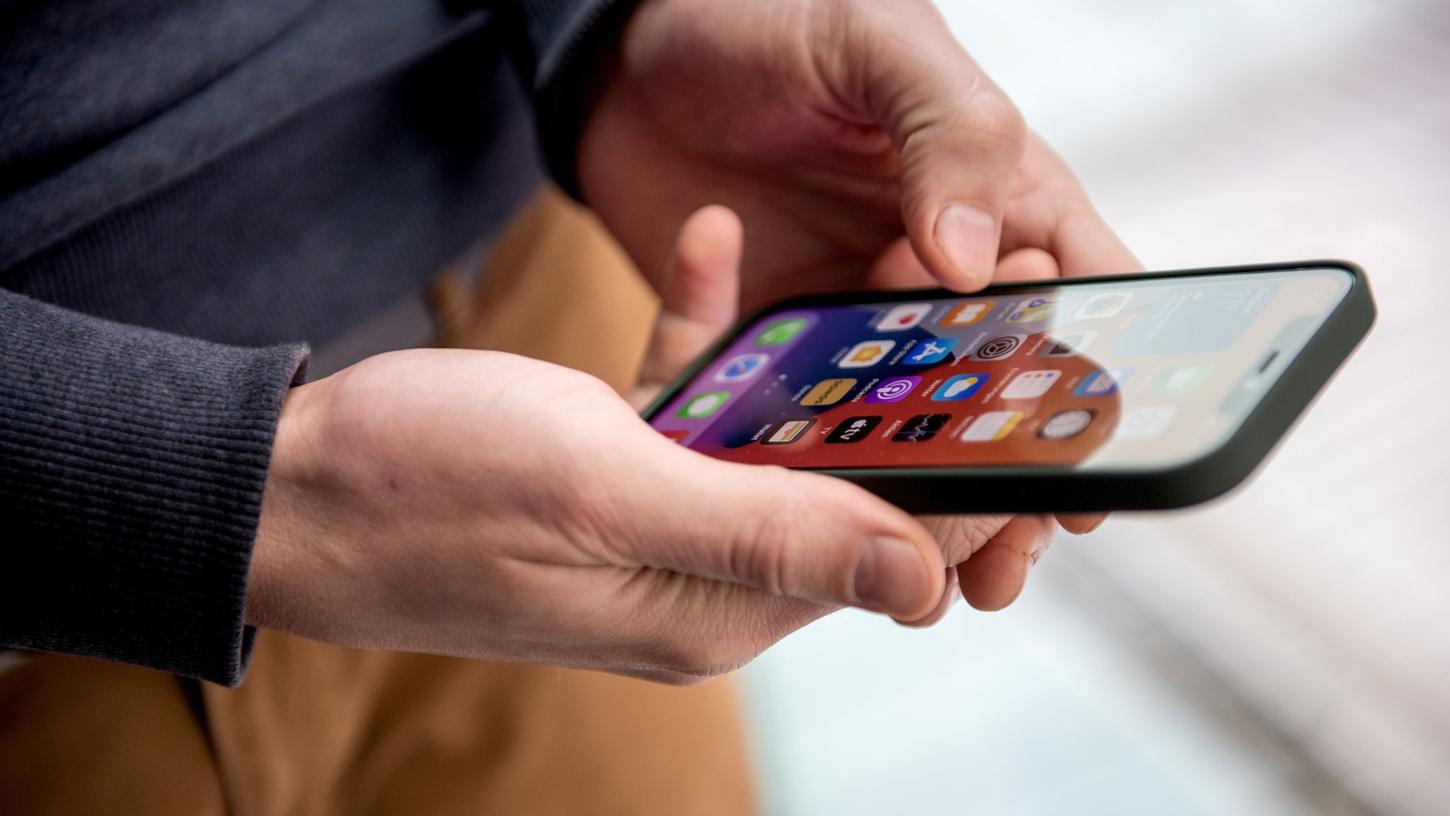 Wer statt einer gängigen SIM-Karte eine eSIM im Smartphone nutzt, kann diese beim Wechsel des Mobilfunkanbieters einfach überschreiben und weiternutzen. Wer statt einer gängigen SIM-Karte eine eSIM im Smartphone nutzt, kann diese beim Wechsel des Mobilfunkanbieters einfach überschreiben und weiternutzen.