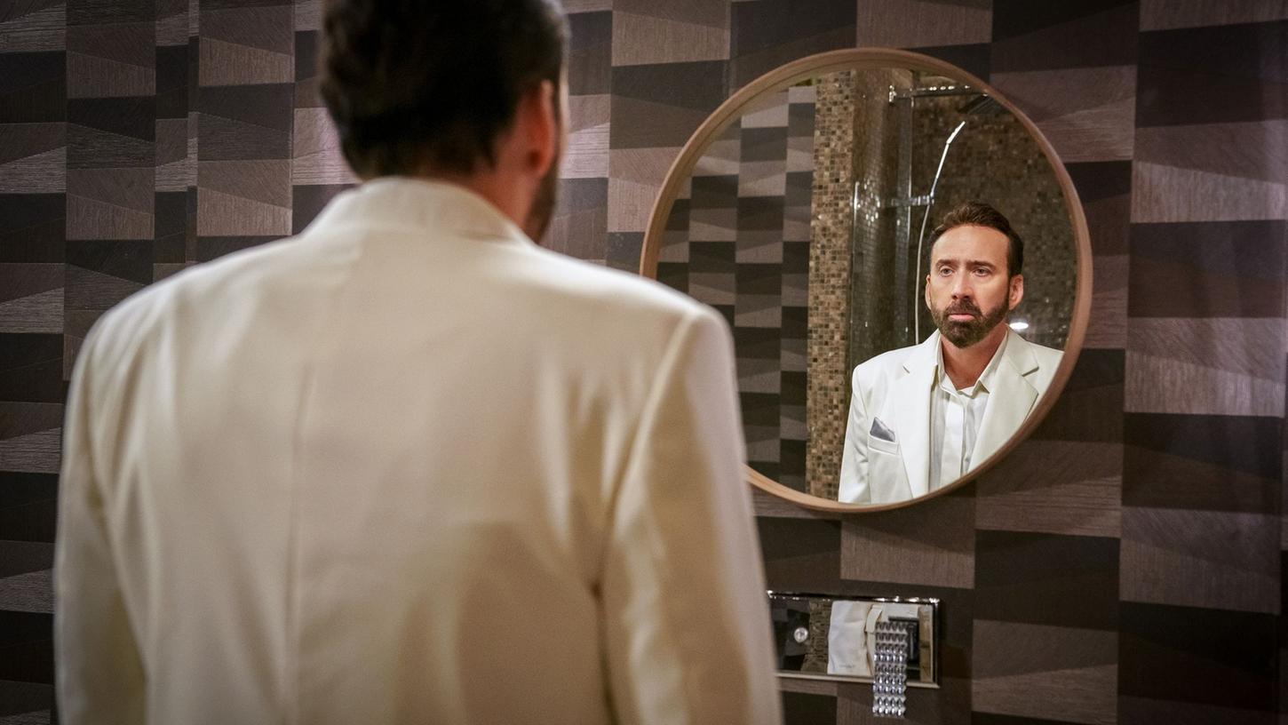 Was zählt im Leben? Nicolas Cage (l) als Nic Cage betrachtet sich im Spiegel. Was zählt im Leben? Nicolas Cage (l) als Nic Cage betrachtet sich im Spiegel.