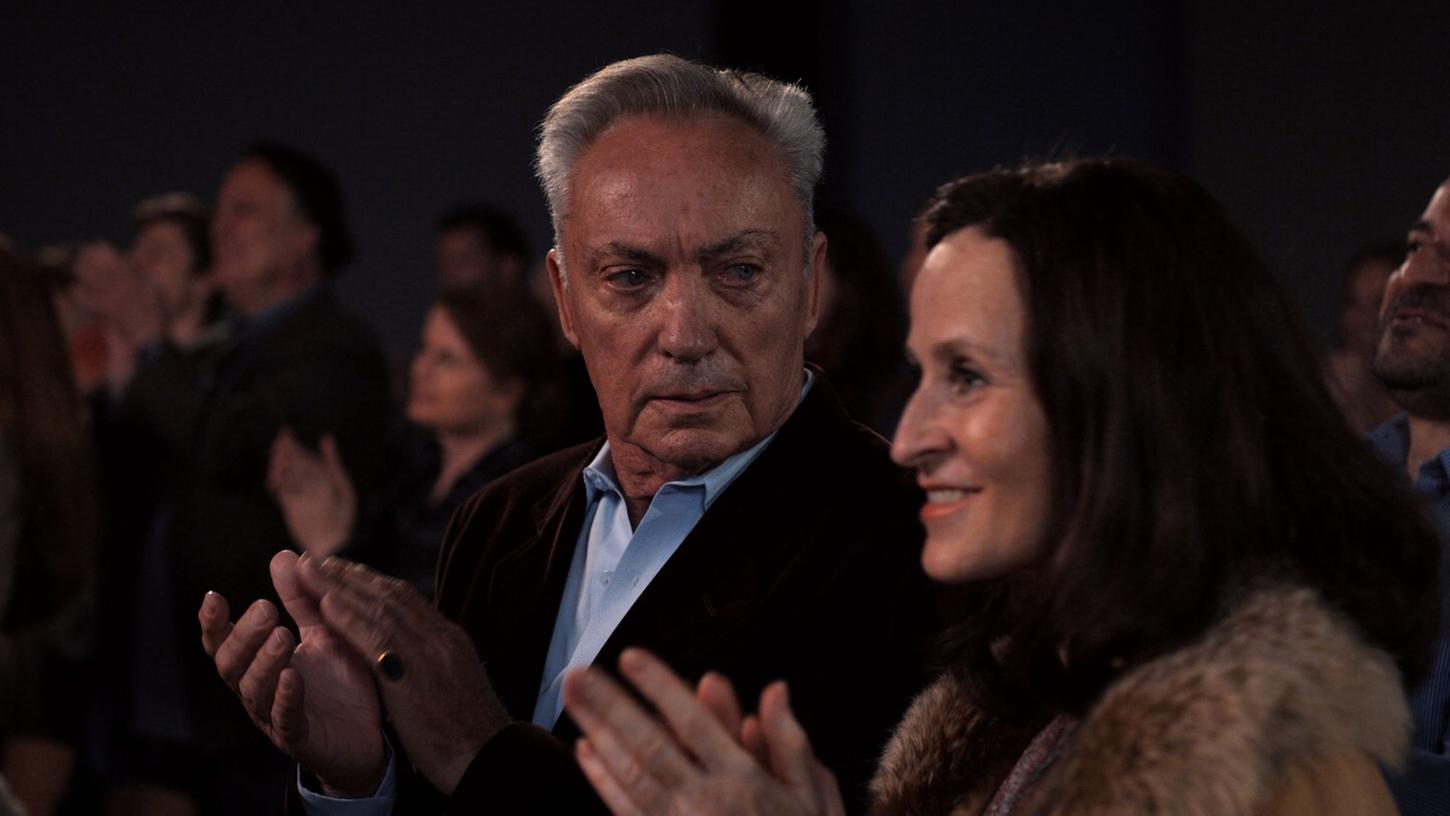 Udo Kier als Michel und Sophie Rois als Anna in einer Szene des Films "A E I O U - Das schnelle Alphabet der Liebe". Udo Kier als Michel und Sophie Rois als Anna in einer Szene des Films "A E I O U - Das schnelle Alphabet der Liebe".