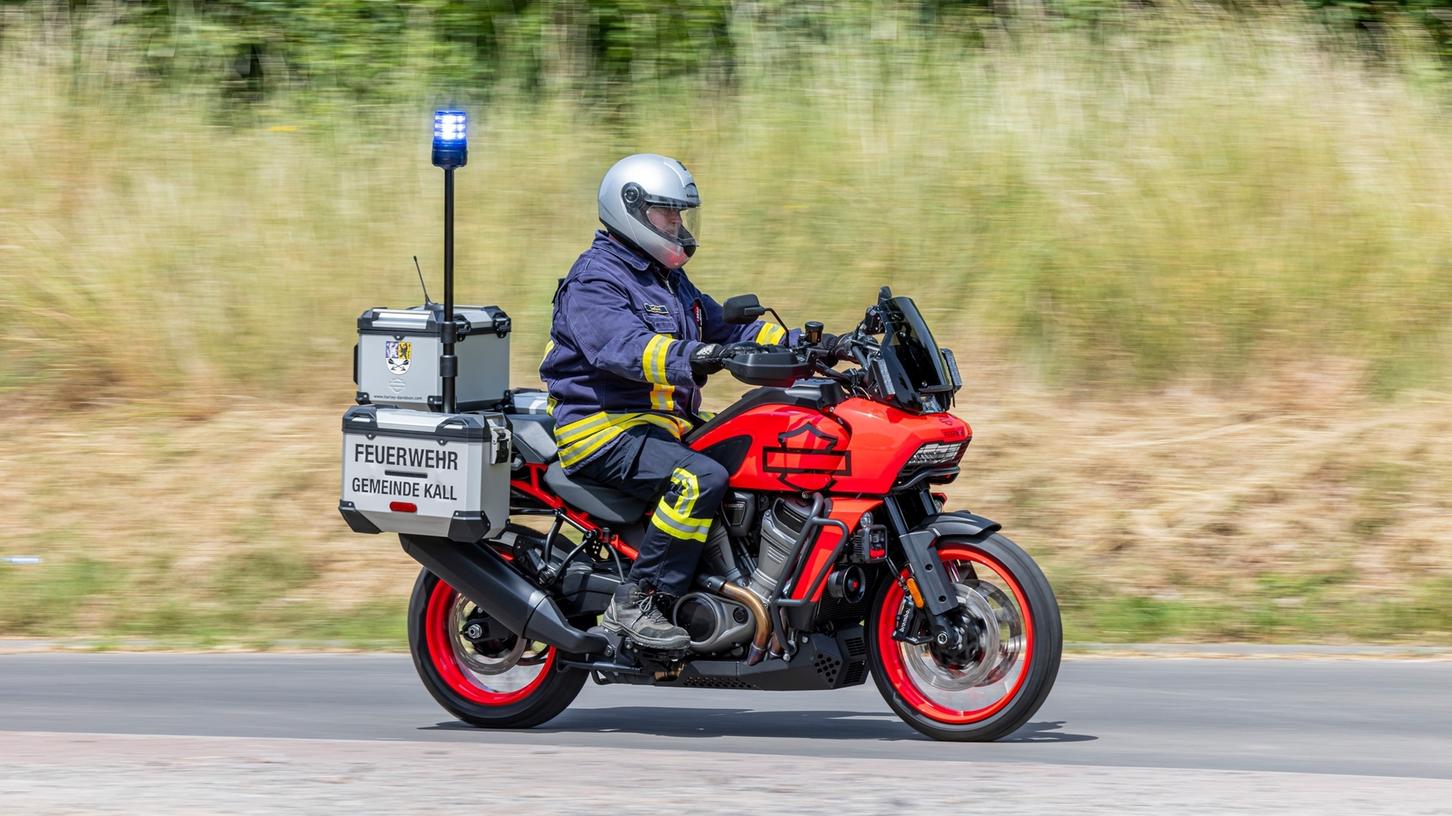 Die Feuerwehr kommt mit der Harley!