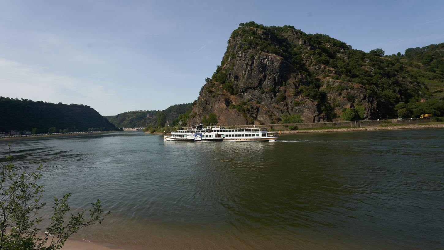 Der Raddampfer "Goethe" passiert den Loreleyfelsen bei St. Goar. Der Raddampfer "Goethe" passiert den Loreleyfelsen bei St. Goar.