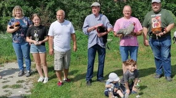 Die glücklichen Gewinner des Amberg-Sulzbacher Gockelkrähens von links nach rechts: Emma Weiß (Siegerin Jugend, Großgockel) Tania Schneider (erfolgreichster Zwerggockel), Ruth Appel, Karl-Heinz Meixner, Fabian Bräutigam, Robert Pilhofer, Ralf Dotzler, Sigrid Pilhofer (erfolgreichster Großgockel), vorne die beiden im Zwerggockelkrähen siegreichen Brüder Niklas und Fin Späth.