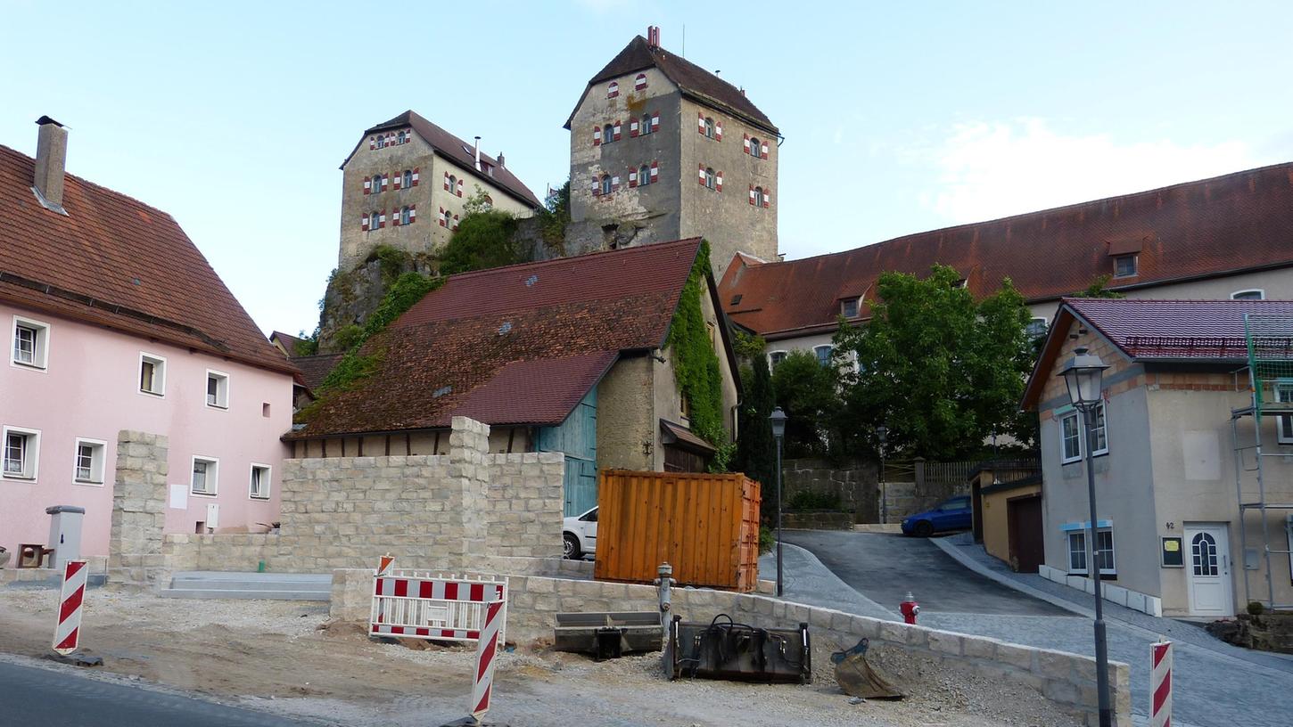 Unterhalb der Burg Hiltpoltstein wird an der Neugestaltung des Marktplatzes gearbeitet.
