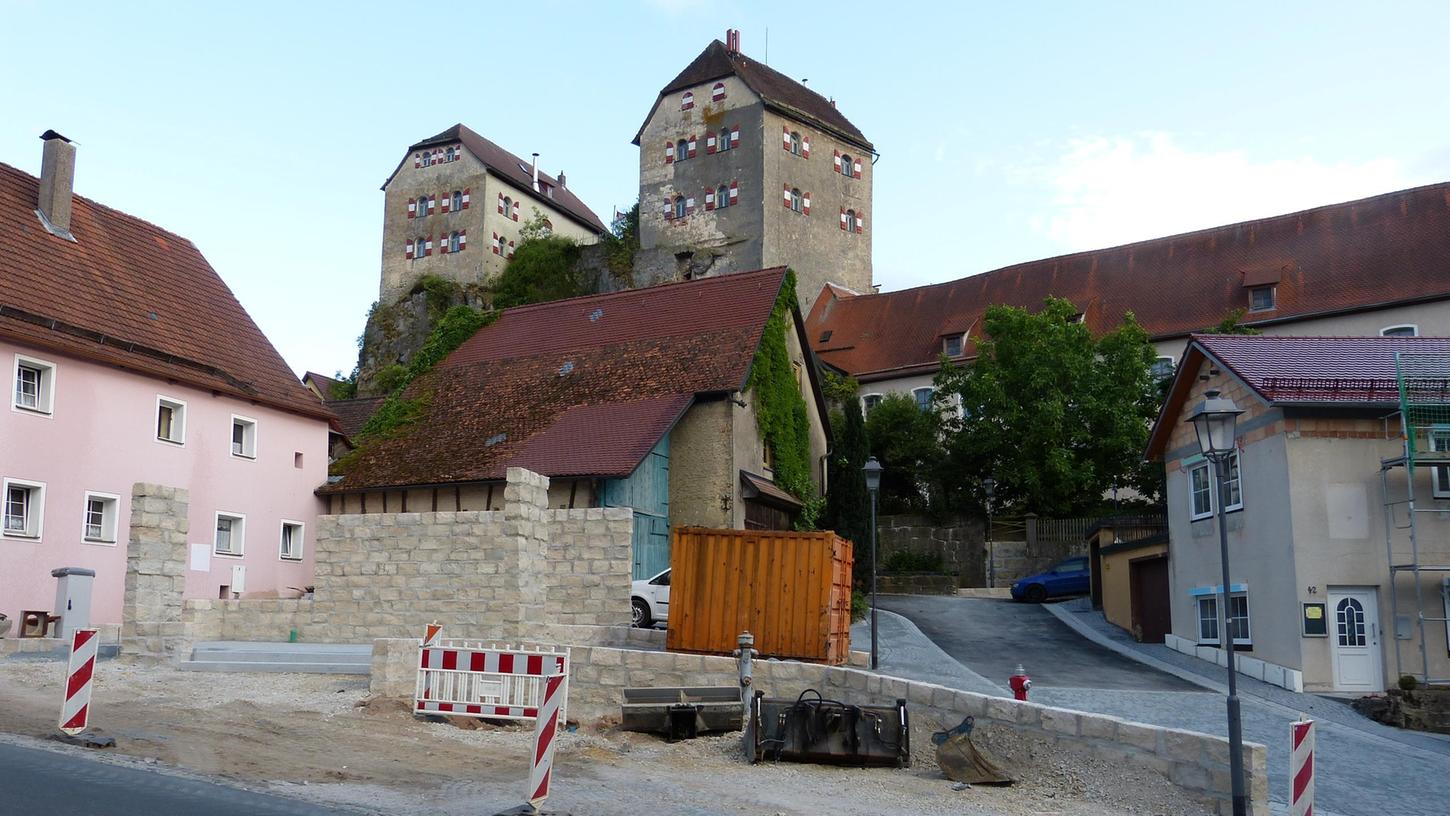 Unterhalb der Burg Hiltpoltstein wird an der Neugestaltung des Marktplatzes gearbeitet.
Unterhalb der Burg Hiltpoltstein wird an der Neugestaltung des Marktplatzes gearbeitet.