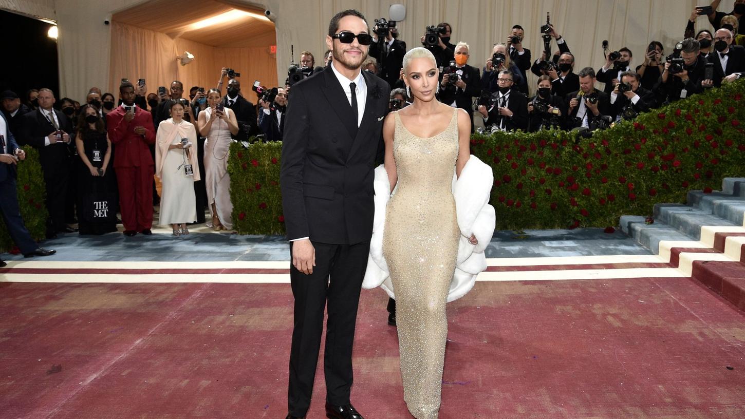 Kim Kardashian und Pete Davidson sind ein Paar. Kim Kardashian und Pete Davidson sind ein Paar.