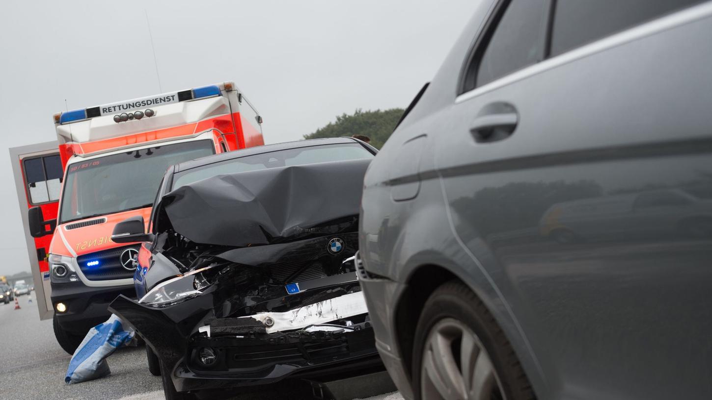 Nur ein Blechschaden, oder mehr? Auf jeden Fall heißt es nach einem Unfall erst einmal: Ruhe bewahren, Unfallstelle absichern, Verletzten helfen. Nur ein Blechschaden, oder mehr? Auf jeden Fall heißt es nach einem Unfall erst einmal: Ruhe bewahren, Unfallstelle absichern, Verletzten helfen.