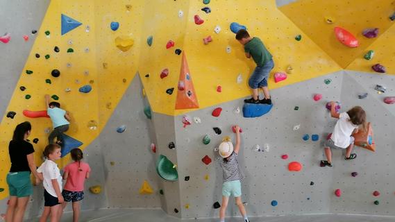Ukrainische Kinder in Treuchtlingen hatten Spaß beim Bouldern und Klettern