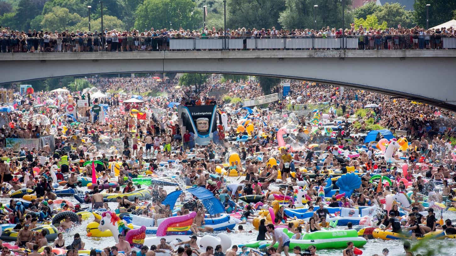Buntes Treiben in Ulm: Beim Nabada, dem Hinunterbaden, wird es voll auf der Donau. Buntes Treiben in Ulm: Beim Nabada, dem Hinunterbaden, wird es voll auf der Donau.