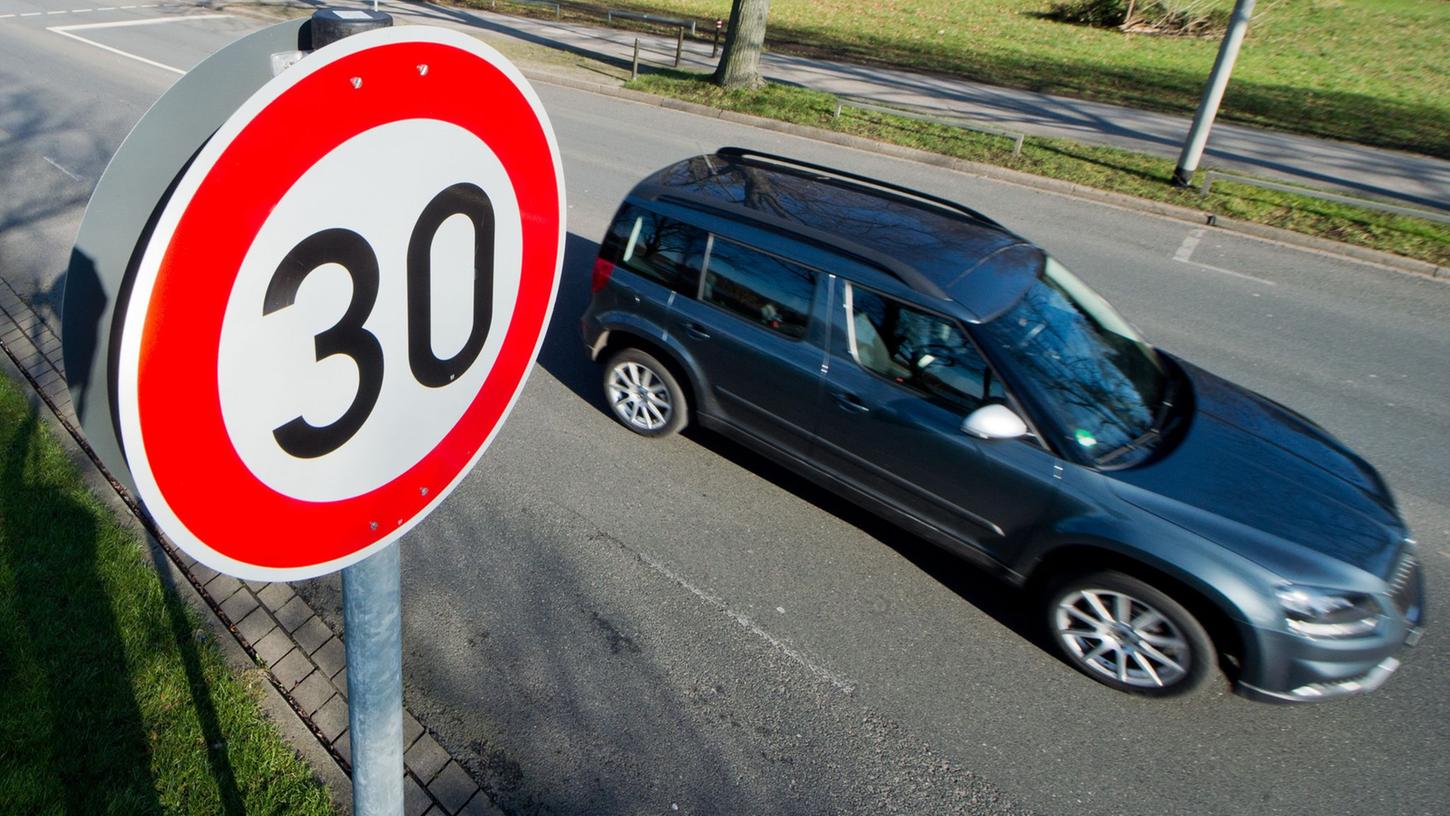 Vorfahrt missachtet, aber der andere Fahrer war zu schnell: Kommt es zum Unfall, können schon fünf Stundenkilometer den Ausschlag geben. Vorfahrt missachtet, aber der andere Fahrer war zu schnell: Kommt es zum Unfall, können schon fünf Stundenkilometer den Ausschlag geben.