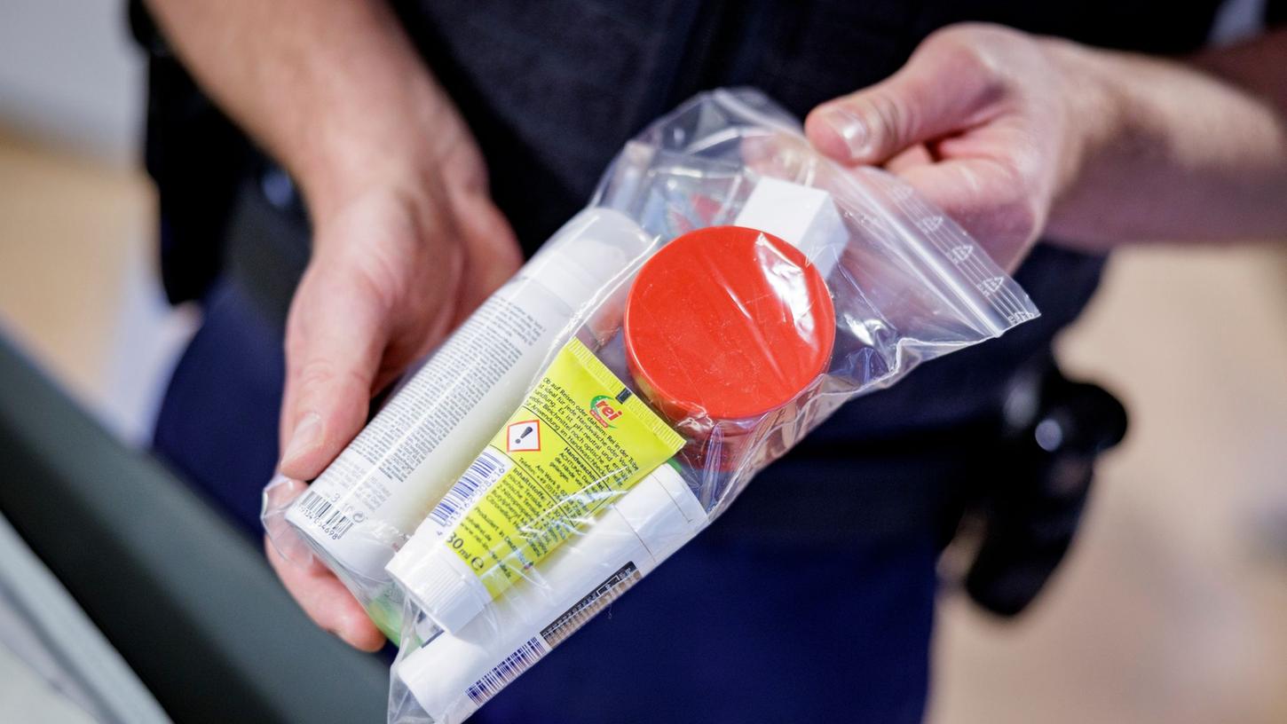 So geht's richtig: Für die Sicherheitskontrolle gehören Flüssigkeiten in transparente, wiederverschließbare Plastikbeutel. So geht's richtig: Für die Sicherheitskontrolle gehören Flüssigkeiten in transparente, wiederverschließbare Plastikbeutel.