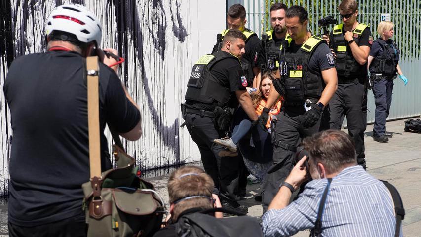 Zahlreiche Polizisten waren im Einsatz, 75 Demonstranten wurden am Montag vorläufig festgenommen.
