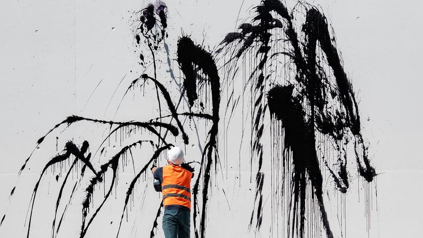 Öl-Aufstand! Klimaschützer beschmieren Kanzleramt mit schwarzer Farbe