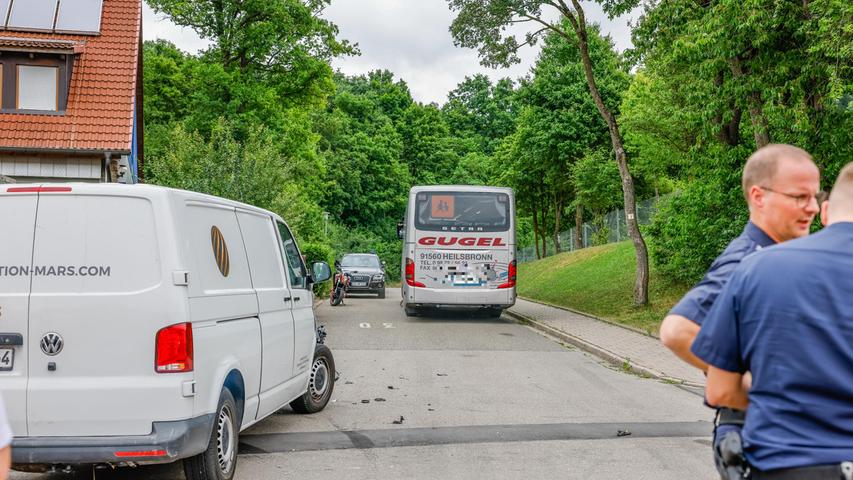 An der Kreuzung zur Straße Am Eichenberg missachtete der 30-Jährige die Vorfahrt und kollidierte mit einem Linienbus.