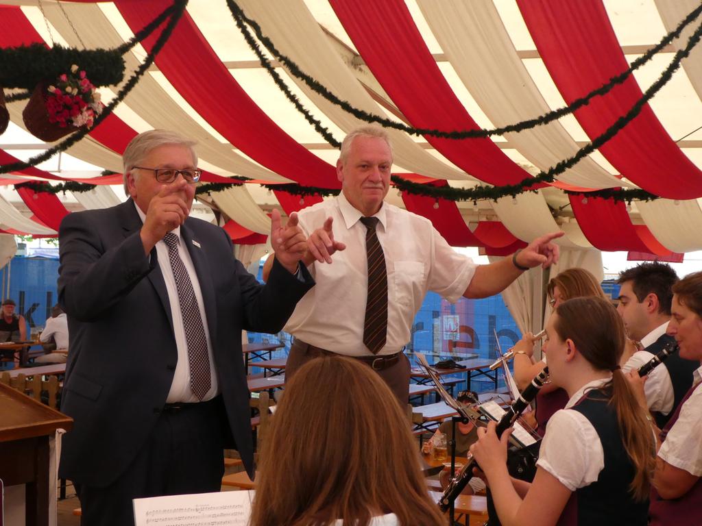 Landrat Helmut Weiß (links) und Bürgermeister Klaus Meier dirigierten die „Stadtkapelle Frankenland“, die für schwungvolle Unterhaltung beim Frühschoppen sorgte.
