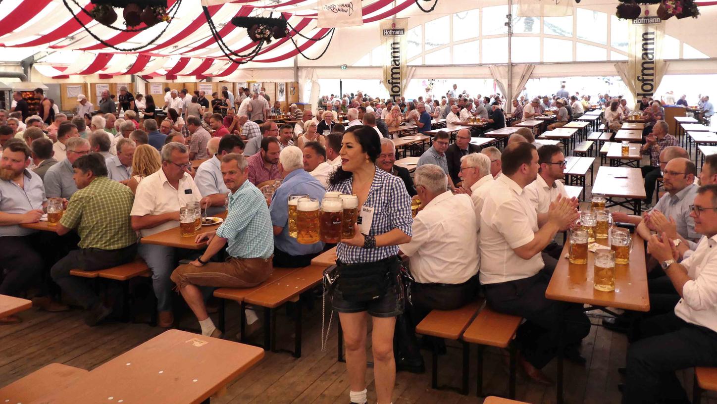 Bei sommerlichen Temperaturen waren die „Freisitze“ besonders begehrt und damit die Besucherkulisse im Zelt ungewohnt übersichtlich.