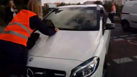 "Ich hab einen Termin": Mercedesfahrer rammt Klimaaktivistin bei Straßenblockade