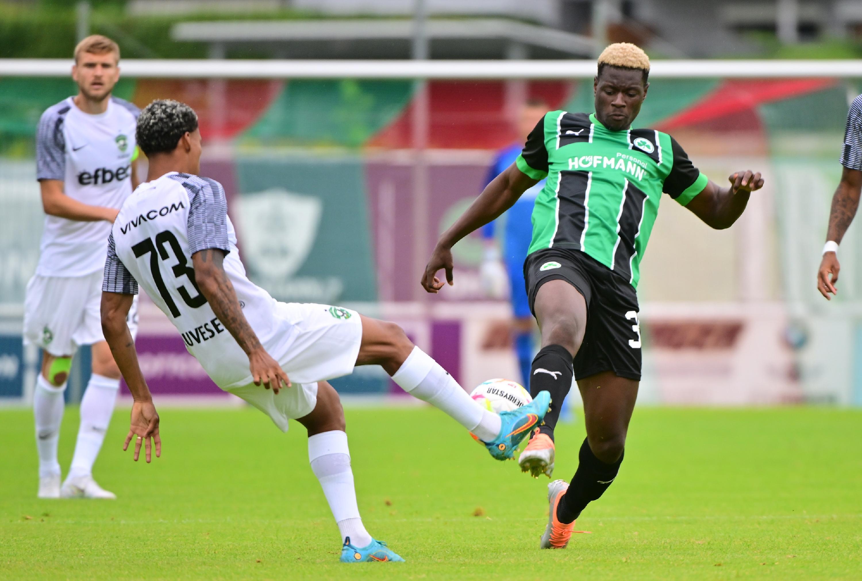 Gegen den bulgarischen Serienmeister Ludogorets Razgrad tat sich das Kleeblatt am Mittwochabend anfangs schwer, kam aber dann besser in die Partie und hatte im zweiten Durchgang sogar die besseren Chancen. Kurios wurde es am Ende: Oliver Fobassam rannte den Schiedsrichter um, der danach nicht mehr weiterpfeifen konnte. Auch zwei Fürther Spieler mussten verletzt ausgewechselt werden.