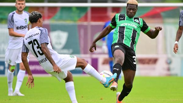 Gegen den bulgarischen Serienmeister Ludogorets Razgrad tat sich das Kleeblatt am Mittwochabend anfangs schwer, kam aber dann besser in die Partie und hatte im zweiten Durchgang sogar die besseren Chancen. Kurios wurde es am Ende: Oliver Fobassam rannte den Schiedsrichter um, der danach nicht mehr weiterpfeifen konnte. Auch zwei Fürther Spieler mussten verletzt ausgewechselt werden.