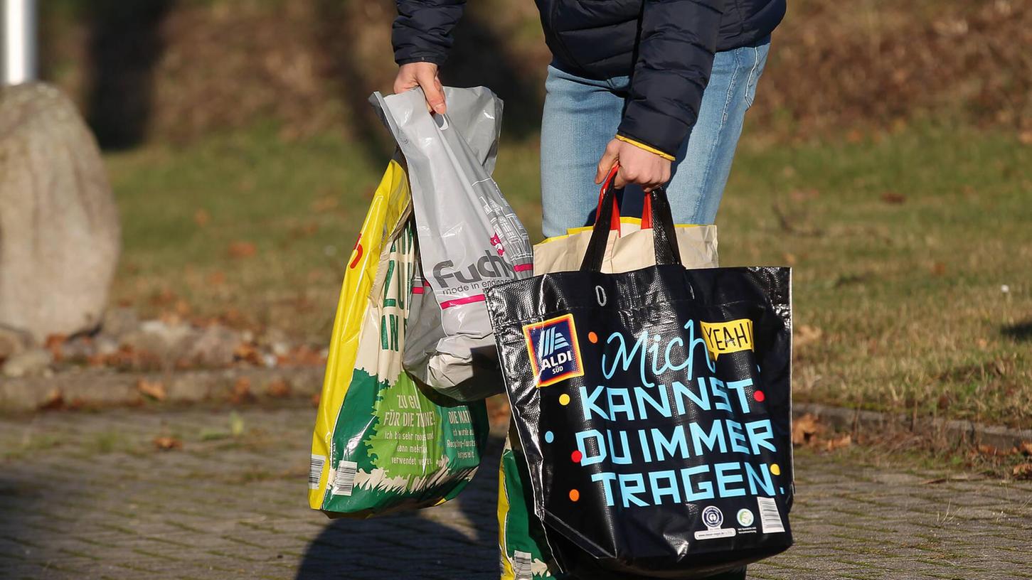 Eigentlich sind Plastiktüten seit Beginn des Jahres verboten, doch Supermärkte bieten sie trotzdem an. 