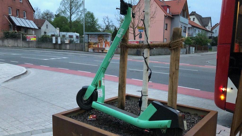 So nicht: Ein „kreativ“ abgestellter Roller in Schwabach in der zur Neutorstraße.
So nicht: Ein „kreativ“ abgestellter Roller in Schwabach in der zur Neutorstraße.