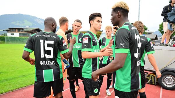 Gegen den bulgarischen Serienmeister Ludogorets Razgrad tat sich das Kleeblatt am Mittwochabend anfangs schwer, kam aber dann besser in die Partie und hatte im zweiten Durchgang sogar die besseren Chancen. Kurios wurde es am Ende: Oliver Fobassam rannte den Schiedsrichter um, der danach nicht mehr weiterpfeifen konnte. Auch zwei Fürther Spieler mussten verletzt ausgewechselt werden.