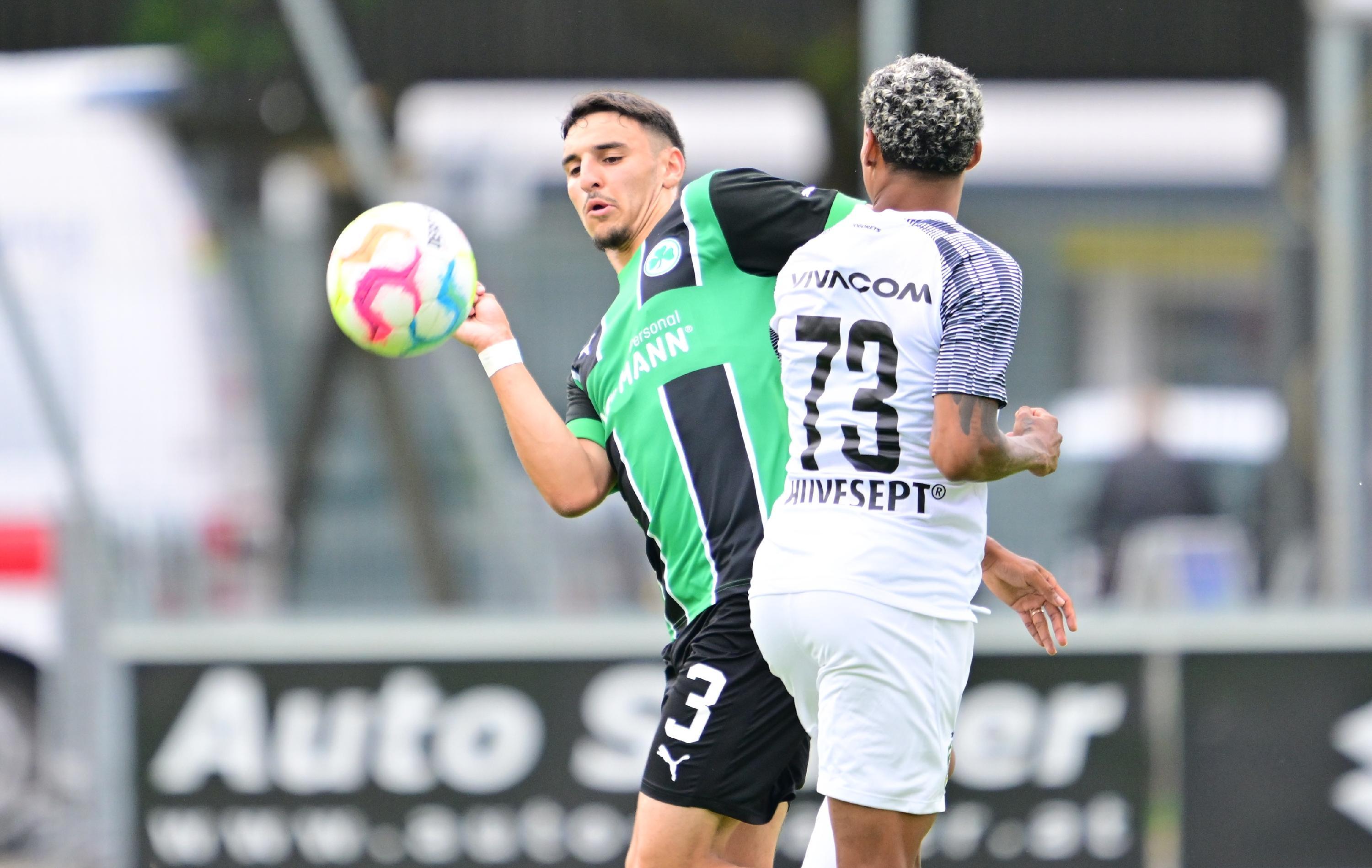 Gegen den bulgarischen Serienmeister Ludogorets Razgrad tat sich das Kleeblatt am Mittwochabend anfangs schwer, kam aber dann besser in die Partie und hatte im zweiten Durchgang sogar die besseren Chancen. Kurios wurde es am Ende: Oliver Fobassam rannte den Schiedsrichter um, der danach nicht mehr weiterpfeifen konnte. Auch zwei Fürther Spieler mussten verletzt ausgewechselt werden.