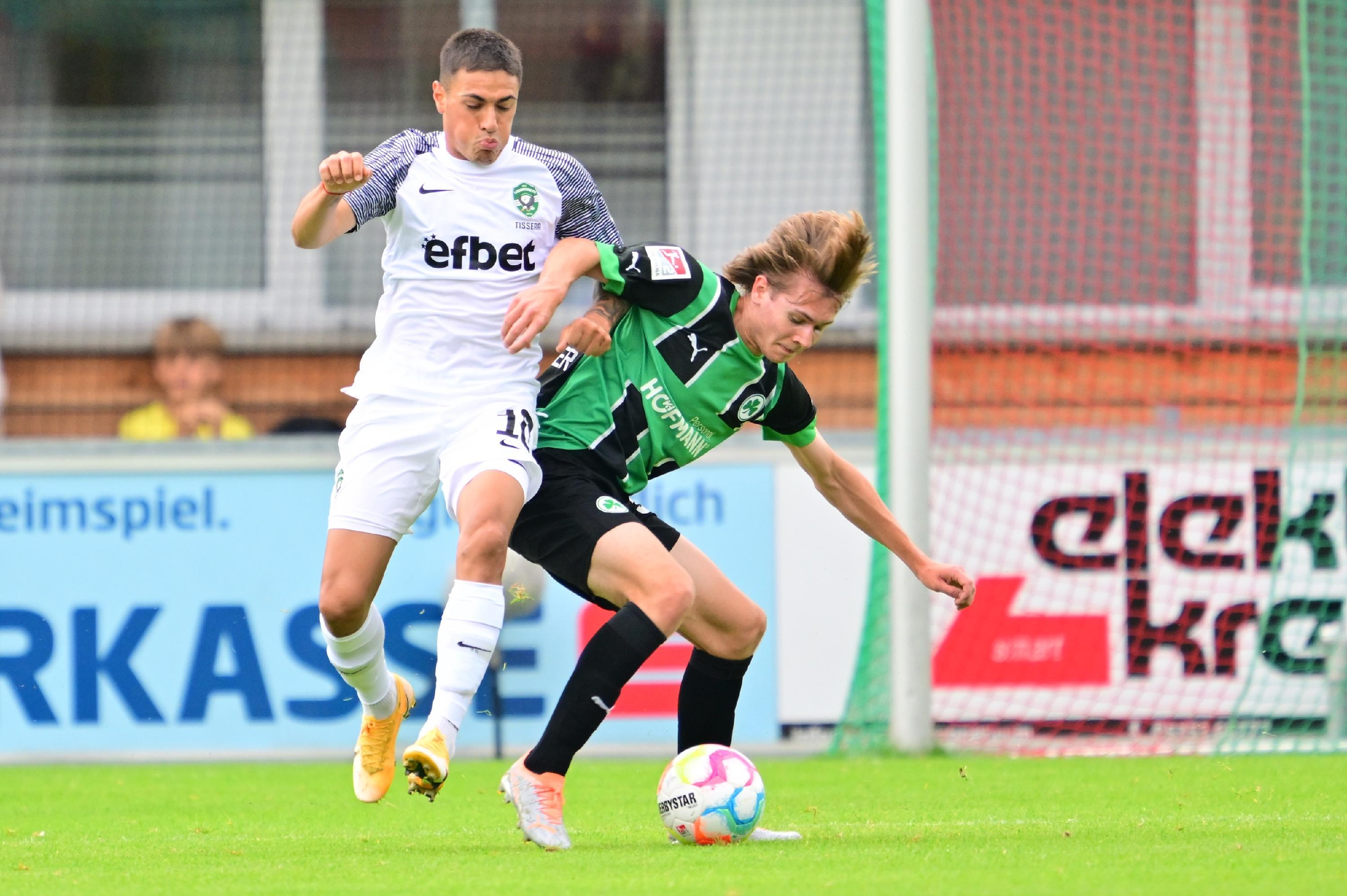 Gegen den bulgarischen Serienmeister Ludogorets Razgrad tat sich das Kleeblatt am Mittwochabend anfangs schwer, kam aber dann besser in die Partie und hatte im zweiten Durchgang sogar die besseren Chancen. Kurios wurde es am Ende: Oliver Fobassam rannte den Schiedsrichter um, der danach nicht mehr weiterpfeifen konnte. Auch zwei Fürther Spieler mussten verletzt ausgewechselt werden.