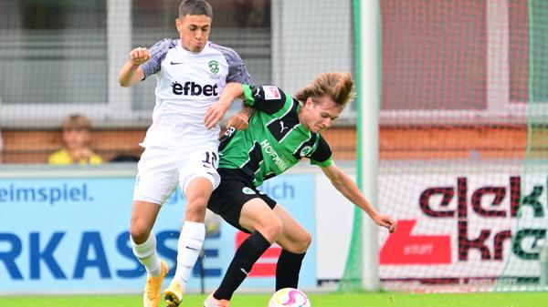 Gegen den bulgarischen Serienmeister Ludogorets Razgrad tat sich das Kleeblatt am Mittwochabend anfangs schwer, kam aber dann besser in die Partie und hatte im zweiten Durchgang sogar die besseren Chancen. Kurios wurde es am Ende: Oliver Fobassam rannte den Schiedsrichter um, der danach nicht mehr weiterpfeifen konnte. Auch zwei Fürther Spieler mussten verletzt ausgewechselt werden.