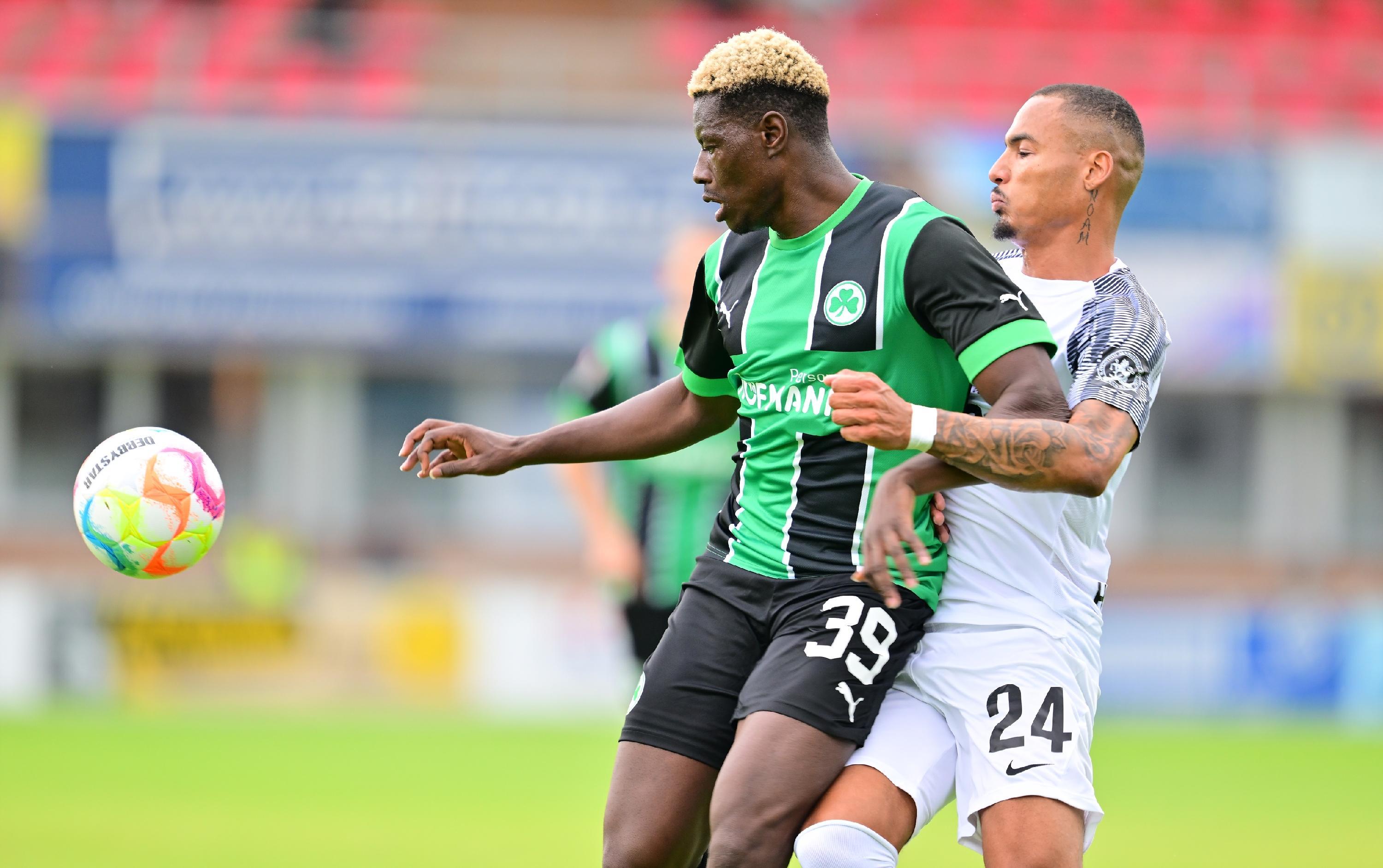 Gegen den bulgarischen Serienmeister Ludogorets Razgrad tat sich das Kleeblatt am Mittwochabend anfangs schwer, kam aber dann besser in die Partie und hatte im zweiten Durchgang sogar die besseren Chancen. Kurios wurde es am Ende: Oliver Fobassam rannte den Schiedsrichter um, der danach nicht mehr weiterpfeifen konnte. Auch zwei Fürther Spieler mussten verletzt ausgewechselt werden.