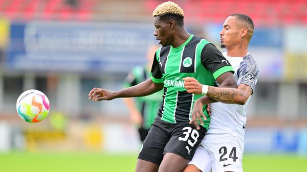 Gegen den bulgarischen Serienmeister Ludogorets Razgrad tat sich das Kleeblatt am Mittwochabend anfangs schwer, kam aber dann besser in die Partie und hatte im zweiten Durchgang sogar die besseren Chancen. Kurios wurde es am Ende: Oliver Fobassam rannte den Schiedsrichter um, der danach nicht mehr weiterpfeifen konnte. Auch zwei Fürther Spieler mussten verletzt ausgewechselt werden.