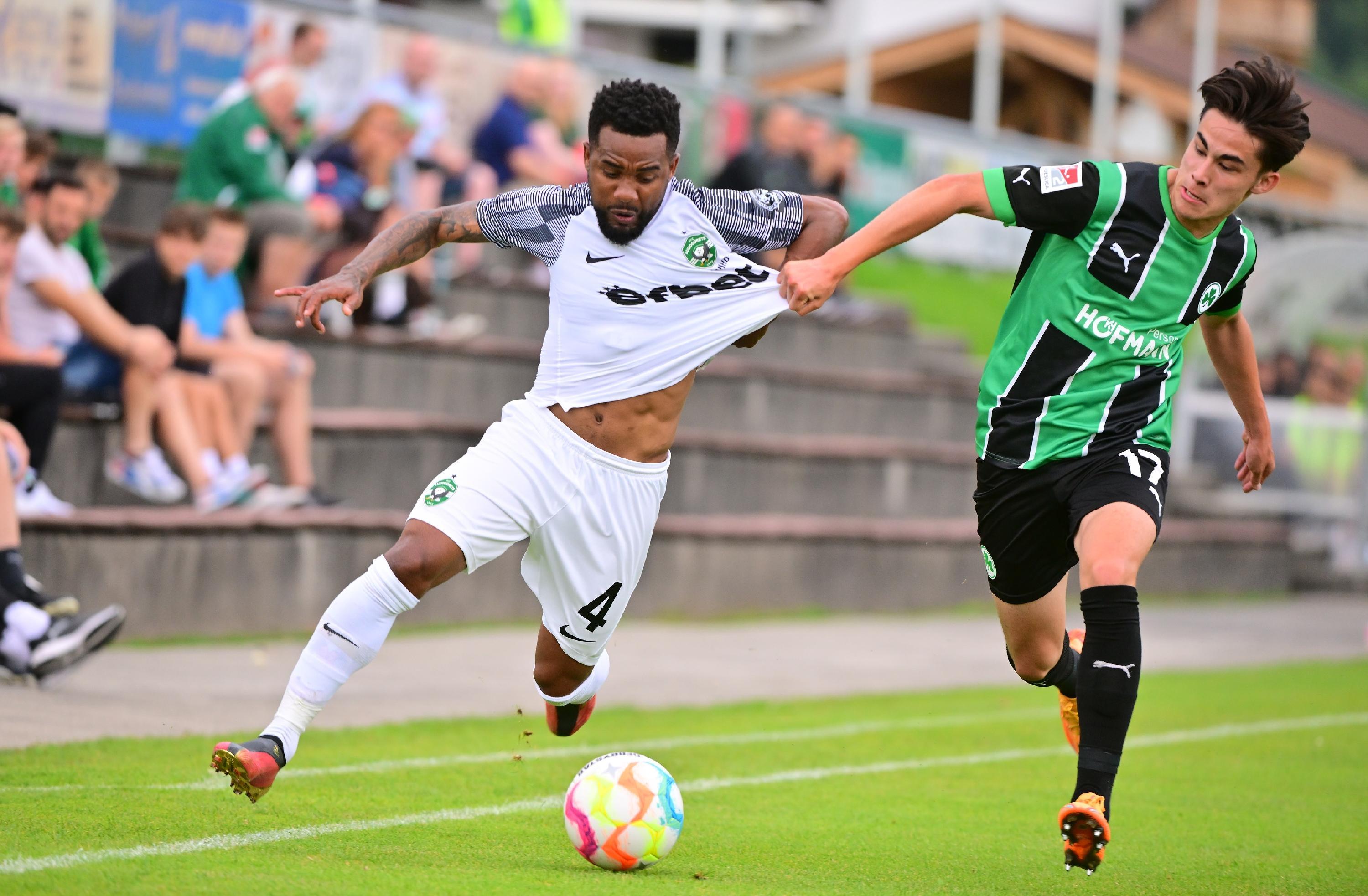 Gegen den bulgarischen Serienmeister Ludogorets Razgrad tat sich das Kleeblatt am Mittwochabend anfangs schwer, kam aber dann besser in die Partie und hatte im zweiten Durchgang sogar die besseren Chancen. Kurios wurde es am Ende: Oliver Fobassam rannte den Schiedsrichter um, der danach nicht mehr weiterpfeifen konnte. Auch zwei Fürther Spieler mussten verletzt ausgewechselt werden.