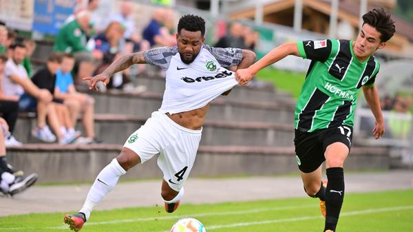 Gegen den bulgarischen Serienmeister Ludogorets Razgrad tat sich das Kleeblatt am Mittwochabend anfangs schwer, kam aber dann besser in die Partie und hatte im zweiten Durchgang sogar die besseren Chancen. Kurios wurde es am Ende: Oliver Fobassam rannte den Schiedsrichter um, der danach nicht mehr weiterpfeifen konnte. Auch zwei Fürther Spieler mussten verletzt ausgewechselt werden.