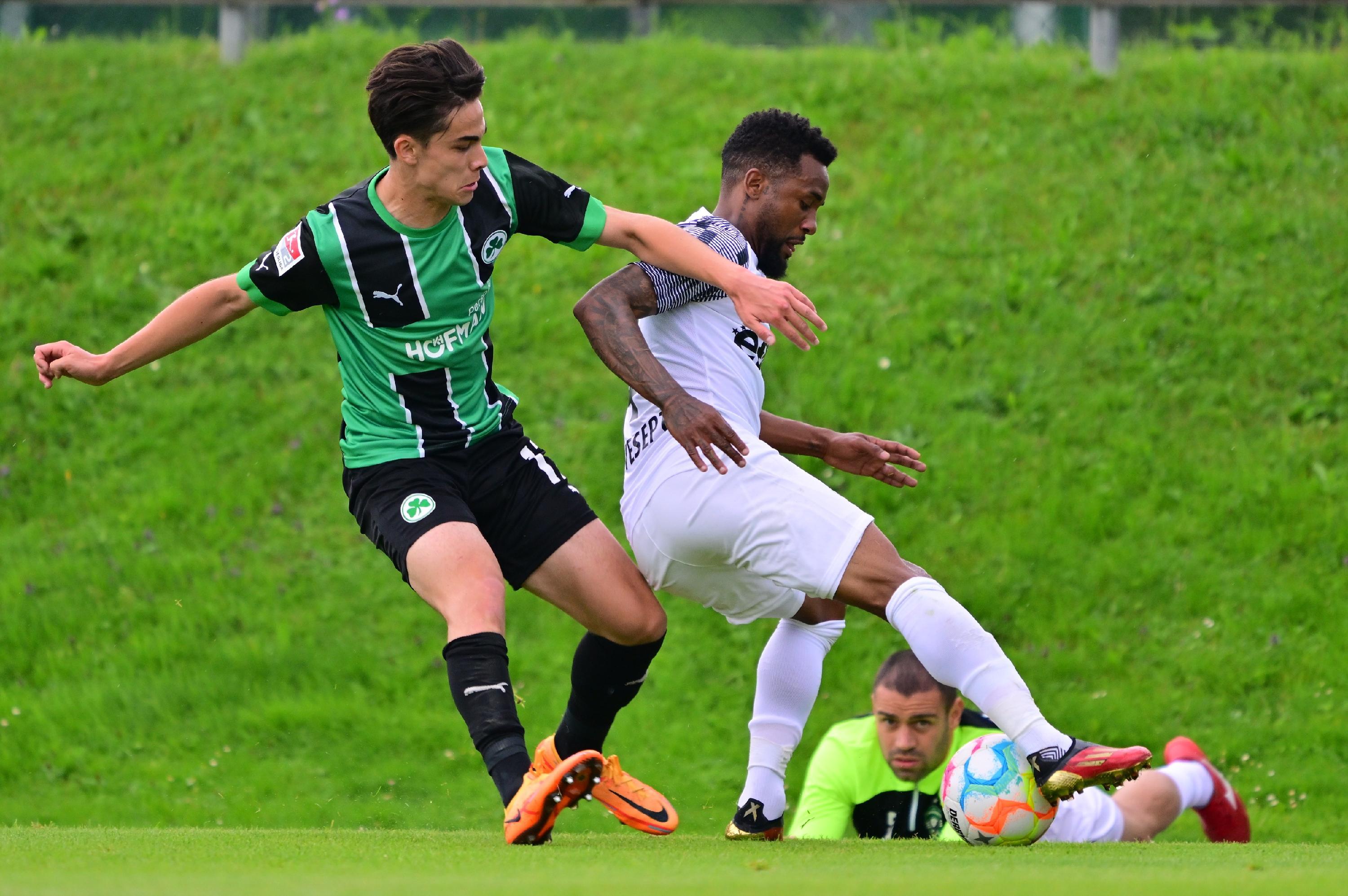 Gegen den bulgarischen Serienmeister Ludogorets Razgrad tat sich das Kleeblatt am Mittwochabend anfangs schwer, kam aber dann besser in die Partie und hatte im zweiten Durchgang sogar die besseren Chancen. Kurios wurde es am Ende: Oliver Fobassam rannte den Schiedsrichter um, der danach nicht mehr weiterpfeifen konnte. Auch zwei Fürther Spieler mussten verletzt ausgewechselt werden.