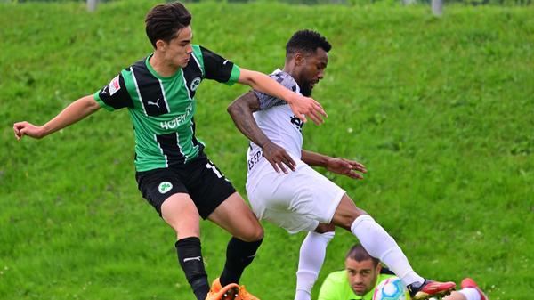 Gegen den bulgarischen Serienmeister Ludogorets Razgrad tat sich das Kleeblatt am Mittwochabend anfangs schwer, kam aber dann besser in die Partie und hatte im zweiten Durchgang sogar die besseren Chancen. Kurios wurde es am Ende: Oliver Fobassam rannte den Schiedsrichter um, der danach nicht mehr weiterpfeifen konnte. Auch zwei Fürther Spieler mussten verletzt ausgewechselt werden.