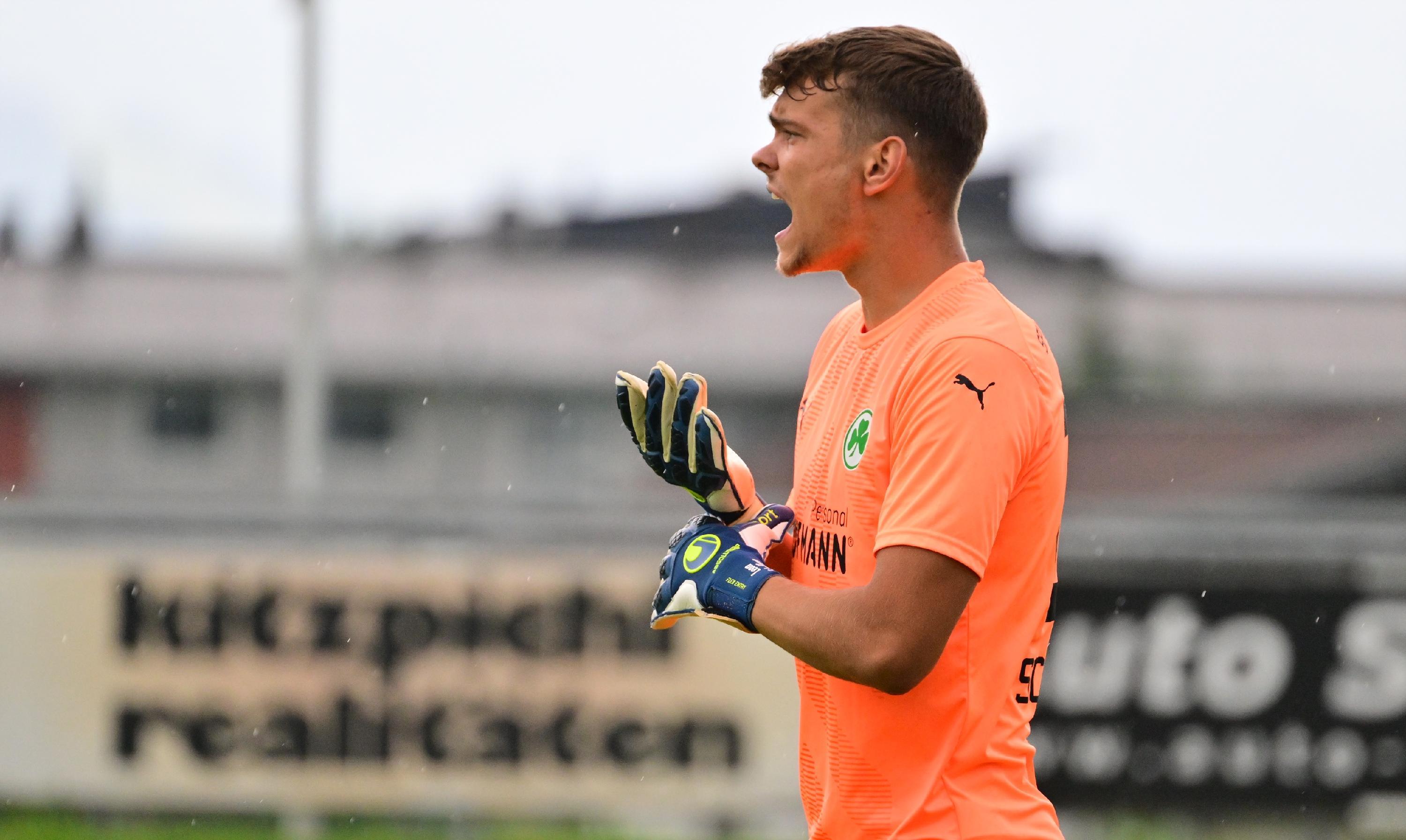 Gegen den bulgarischen Serienmeister Ludogorets Razgrad tat sich das Kleeblatt am Mittwochabend anfangs schwer, kam aber dann besser in die Partie und hatte im zweiten Durchgang sogar die besseren Chancen. Kurios wurde es am Ende: Oliver Fobassam rannte den Schiedsrichter um, der danach nicht mehr weiterpfeifen konnte. Auch zwei Fürther Spieler mussten verletzt ausgewechselt werden.