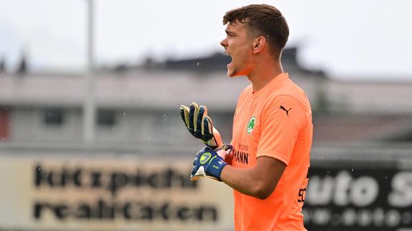 Gegen den bulgarischen Serienmeister Ludogorets Razgrad tat sich das Kleeblatt am Mittwochabend anfangs schwer, kam aber dann besser in die Partie und hatte im zweiten Durchgang sogar die besseren Chancen. Kurios wurde es am Ende: Oliver Fobassam rannte den Schiedsrichter um, der danach nicht mehr weiterpfeifen konnte. Auch zwei Fürther Spieler mussten verletzt ausgewechselt werden.