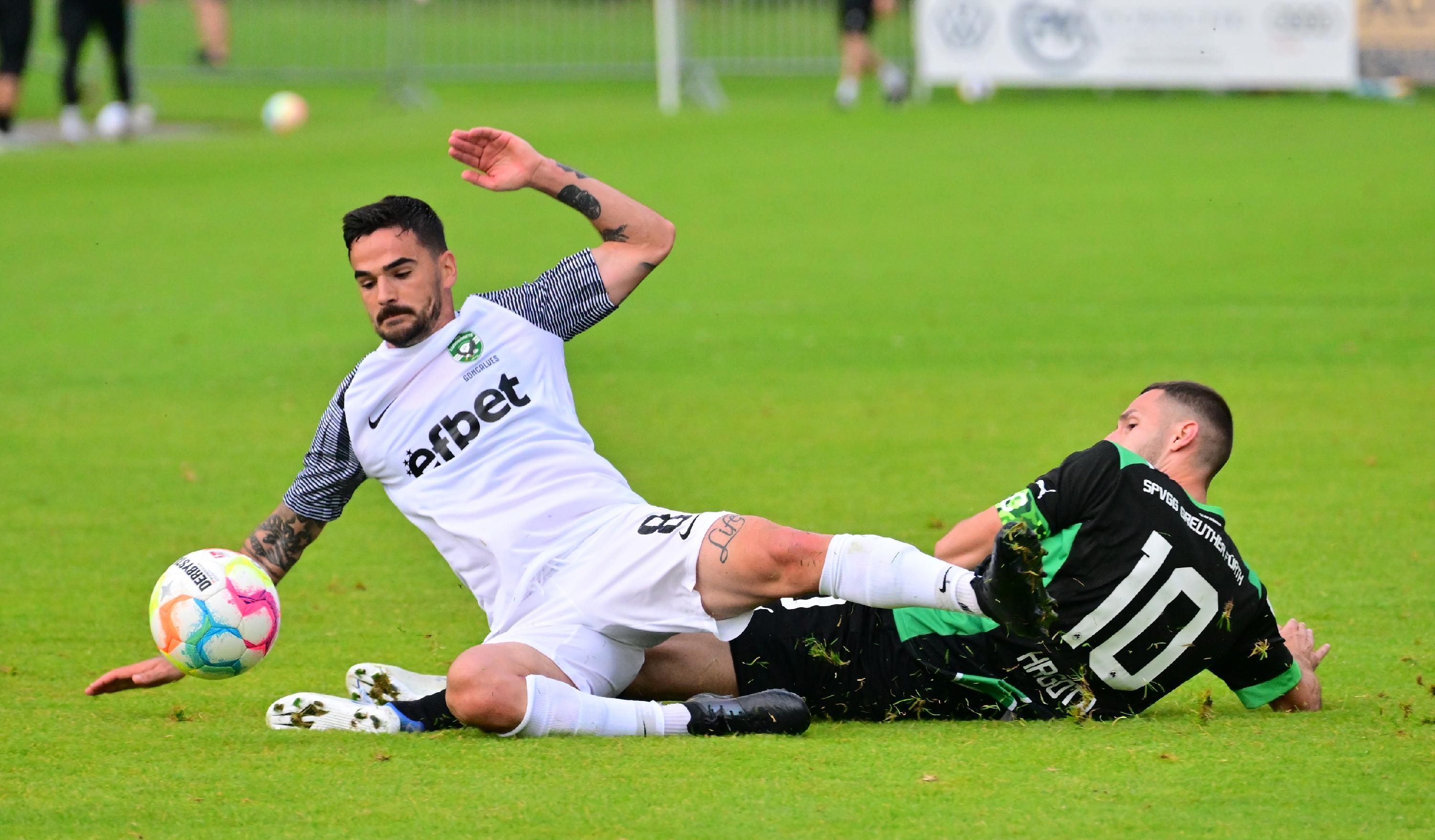 Gegen den bulgarischen Serienmeister Ludogorets Razgrad tat sich das Kleeblatt am Mittwochabend anfangs schwer, kam aber dann besser in die Partie und hatte im zweiten Durchgang sogar die besseren Chancen. Kurios wurde es am Ende: Oliver Fobassam rannte den Schiedsrichter um, der danach nicht mehr weiterpfeifen konnte. Auch zwei Fürther Spieler mussten verletzt ausgewechselt werden.