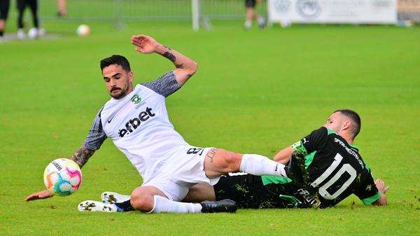 Gegen den bulgarischen Serienmeister Ludogorets Razgrad tat sich das Kleeblatt am Mittwochabend anfangs schwer, kam aber dann besser in die Partie und hatte im zweiten Durchgang sogar die besseren Chancen. Kurios wurde es am Ende: Oliver Fobassam rannte den Schiedsrichter um, der danach nicht mehr weiterpfeifen konnte. Auch zwei Fürther Spieler mussten verletzt ausgewechselt werden.